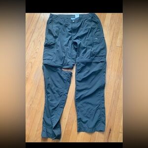 Mens Columbia cargo to shorts pants 
Omni shade sun protection
 
Good for travel